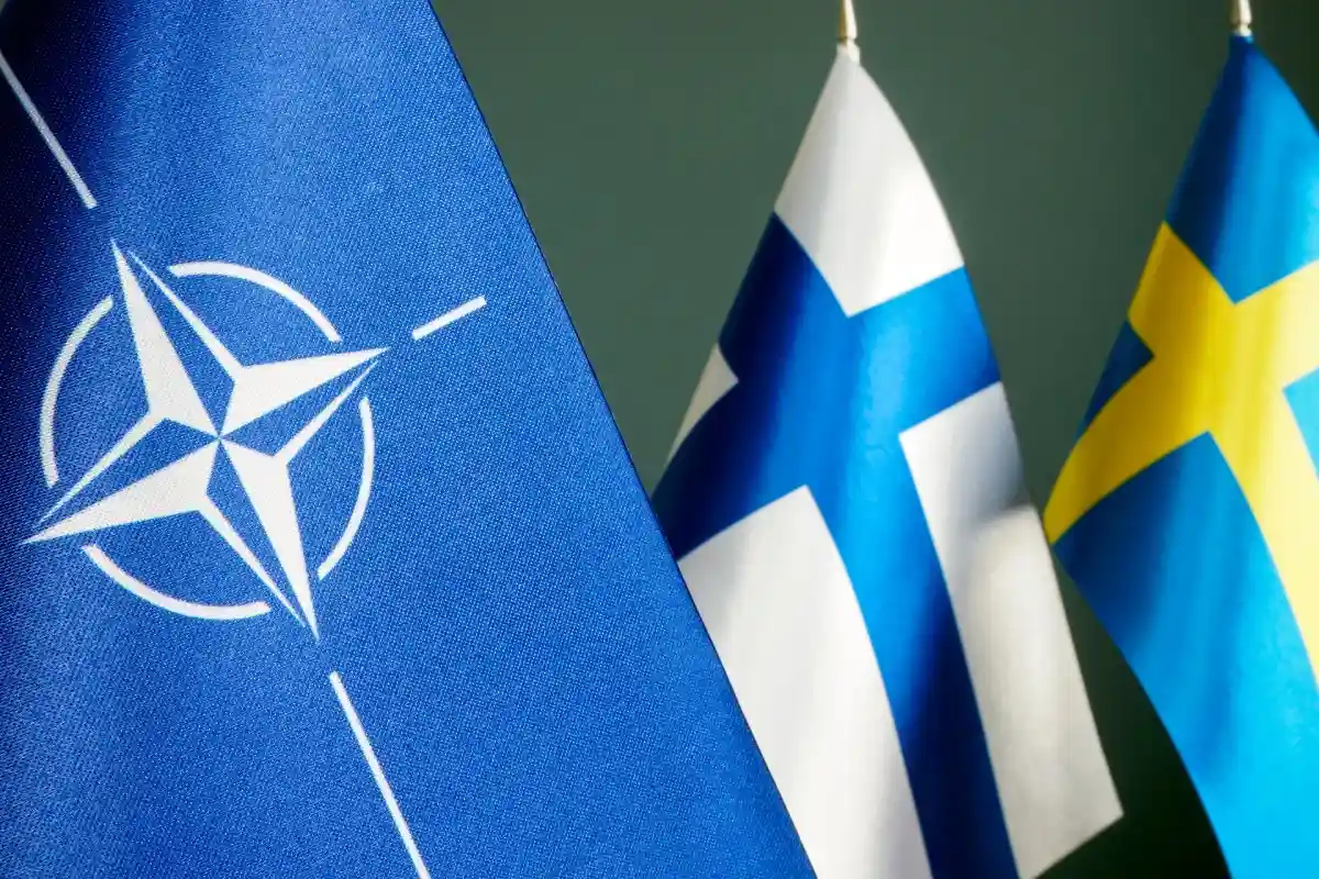 Байден обсудит с лидерами Финляндии и Швеции расширение НАТО. Фото: Vitalii Vodolazskyi / Shutterstock.com