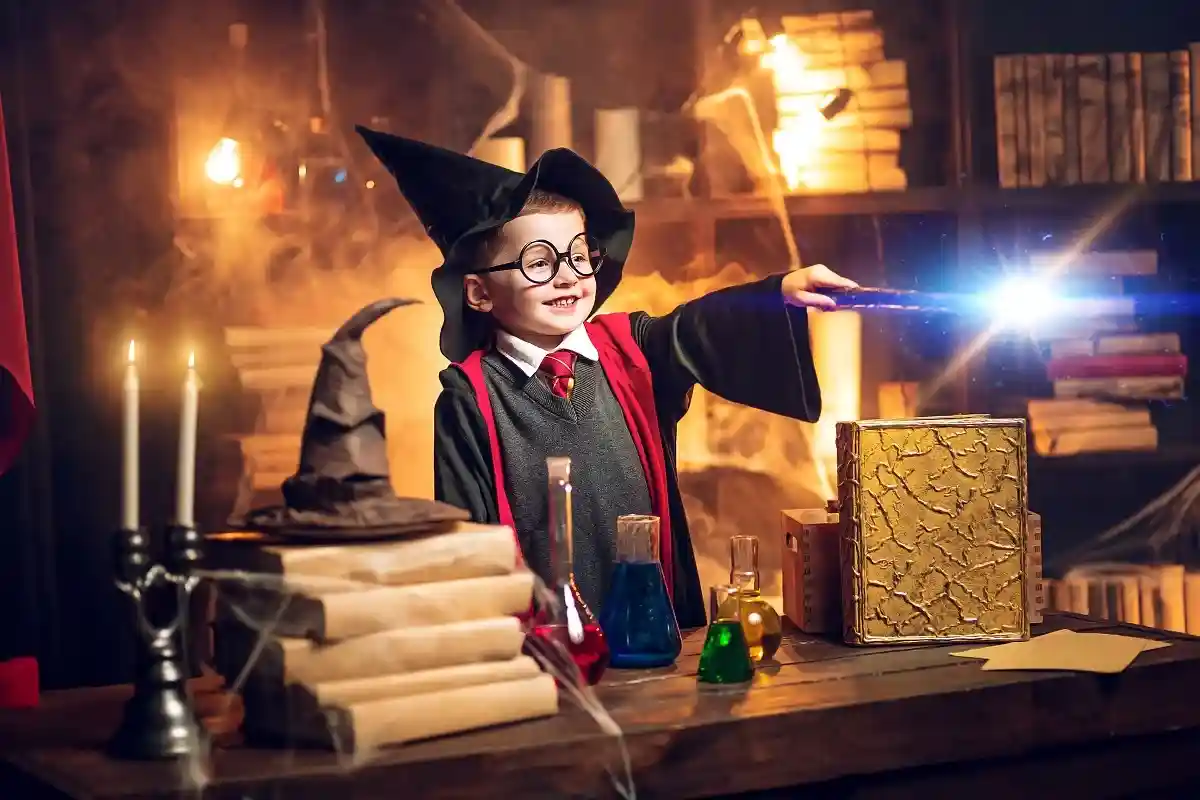Гарри Поттер и его атрибуты в ассортименте. Фото SOK Studio / Shutterstock.com