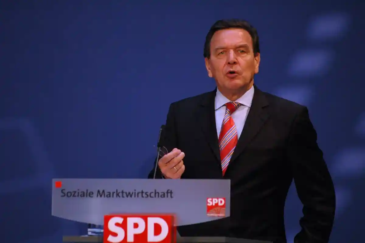 Экс-канцлера ФРГ Герхарда Шрёдера лишили особых прав в Бундестаге. Фото: 360b / Shutterstock.com