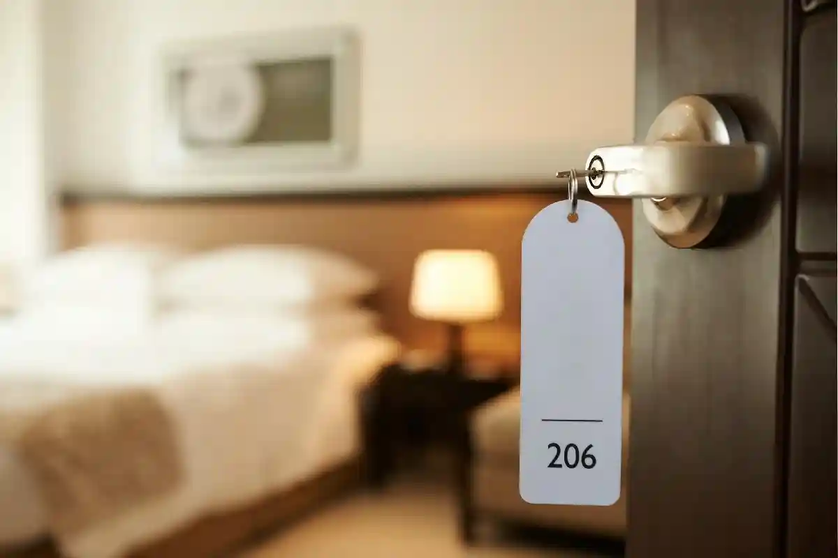 Для гостиничных предложений в качестве примера всегда указывается самый дешевый номер. Фото: Dragon Images / Shutterstock.com