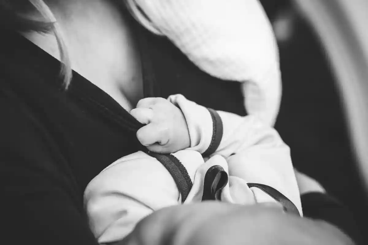 Грудное вскармливание способствует установлению психоэмоциональной связи между мамой и малышом. Фото: Jordan Whitt/Unsplash.com