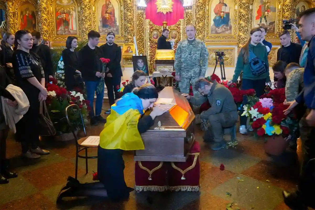 Прощание с 36-летним добровольцем Александром Маховым во время его похорон в Михайловском соборе. Фото: Efrem Lukatsky
