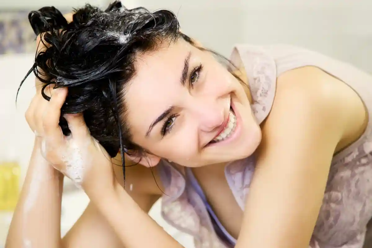 Как правильно мыть голову. Фото: Fabiana Ponzi/ Shutterstock.com