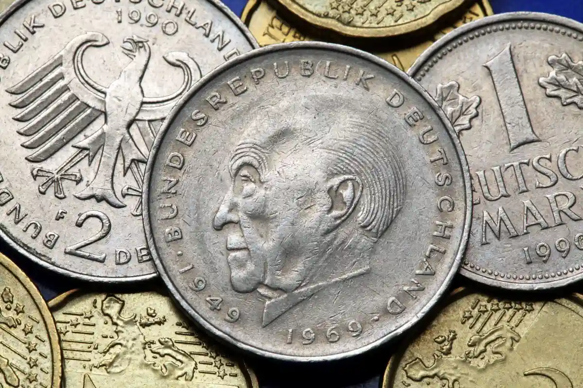 Монета с изображением Конрада Аденауэра. Фото: Vladimir Wrangel / shutterstock.com