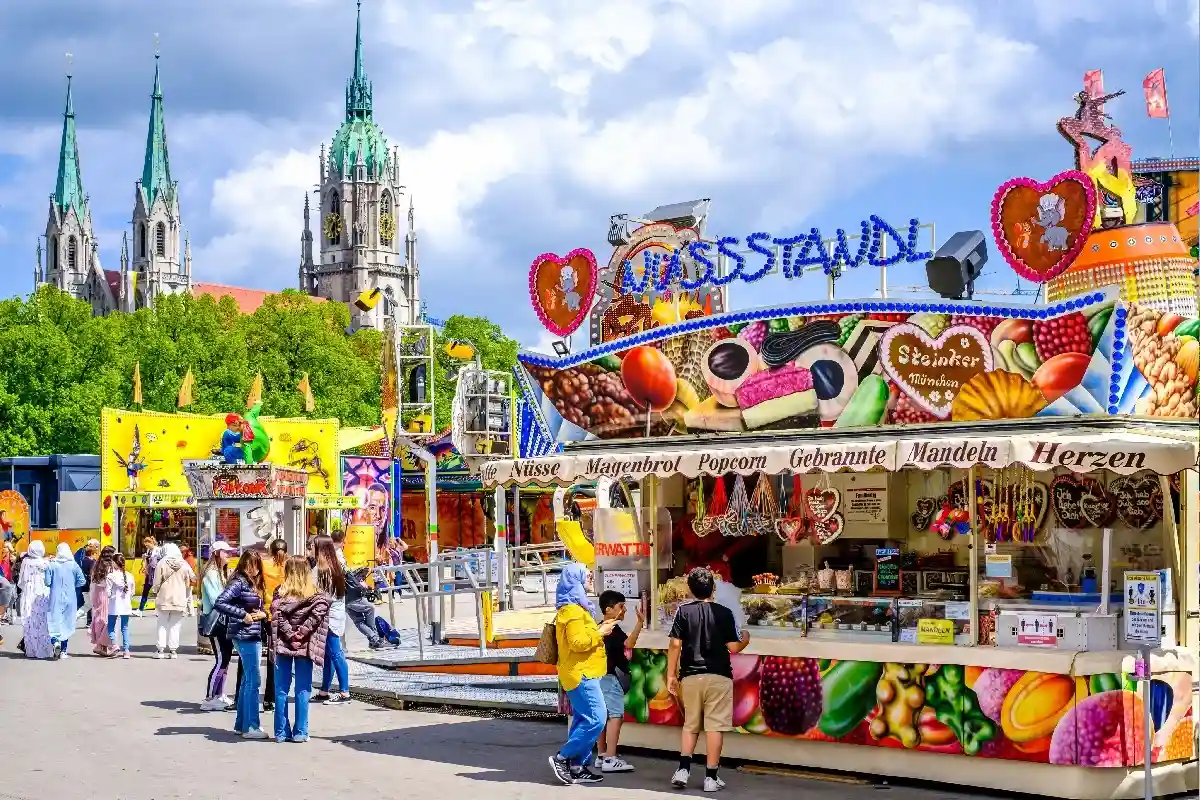 Проведение фестивалей на улицах Мюнхена в этом году под угрозой из-за того, что тротуарные кафе и стоянки для велосипедов занимают слишком много места. Фото: FooTToo / Shutterstock.com