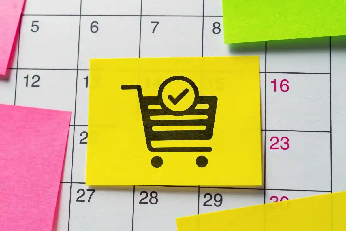 Один из способов экономии на покупках для потребителей — создание специализированных сезонных календарей. Фото: ilikeyellow / Shutterstock.com