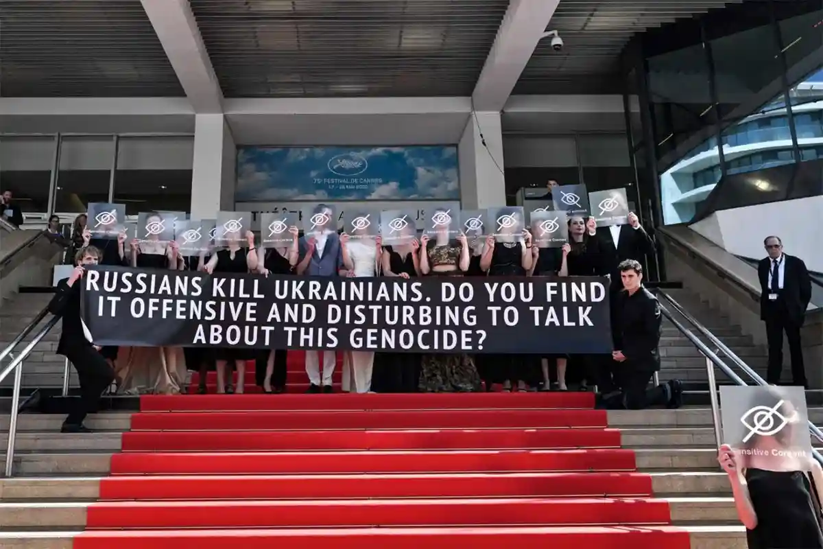 Надпись на плакате: Русские убивают украинцев. Не кажется ли вам оскорбительным и неприятным говорить об этом геноциде? Фото: Loic Venance