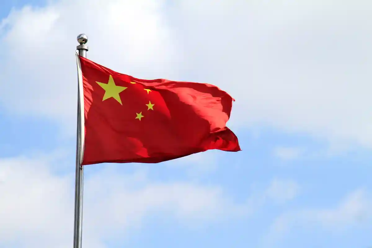 Китай раздает криптовалюту e-CNY, чтобы стимулировать экономику. Фото: Lensw0rId / shutterstock.com