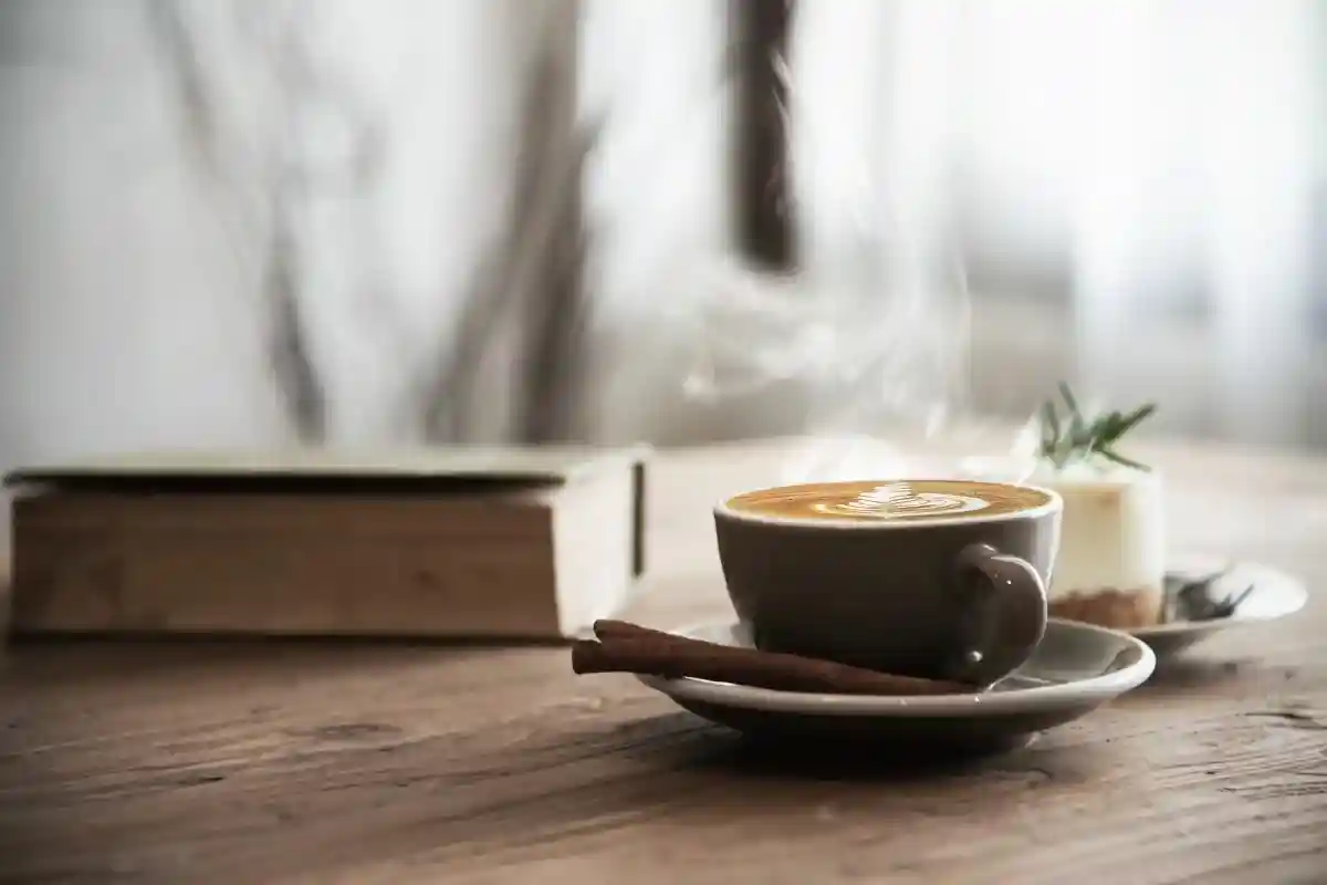 Ученые обнаружили, что люди, пьющие кофе, как правило, живут дольше, чем те, кто его не пьет, но только в том случае, если кофе фильтруется . Фото: jcomp / ru.freepik.com