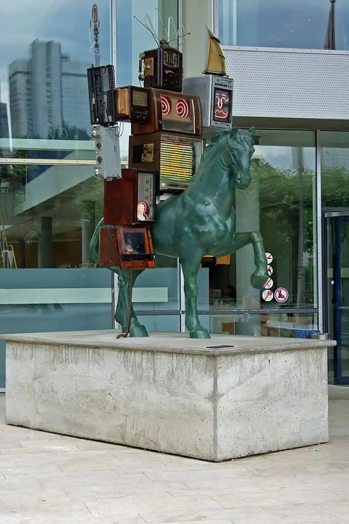 Статуя перед входом. Фото: wikimedia.org