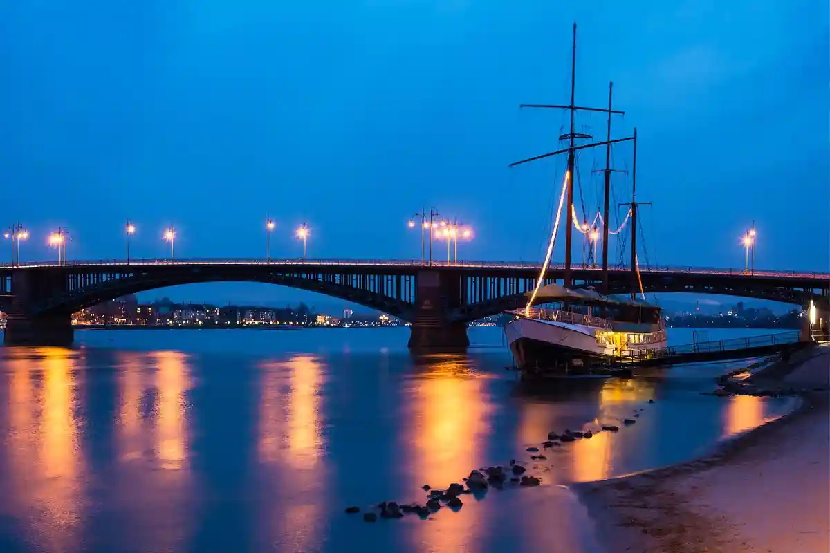 Через Рейн. Знаменитый железнодорожный арочный мост Теодора Хойсса, соединяющий города Майнц и Висбаден. Фото: istockphoto.com
