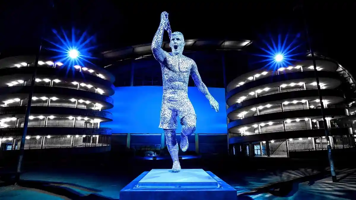 "Манчестер Сити" показал статую лучшему бомбардиру Серхио Агуэро.