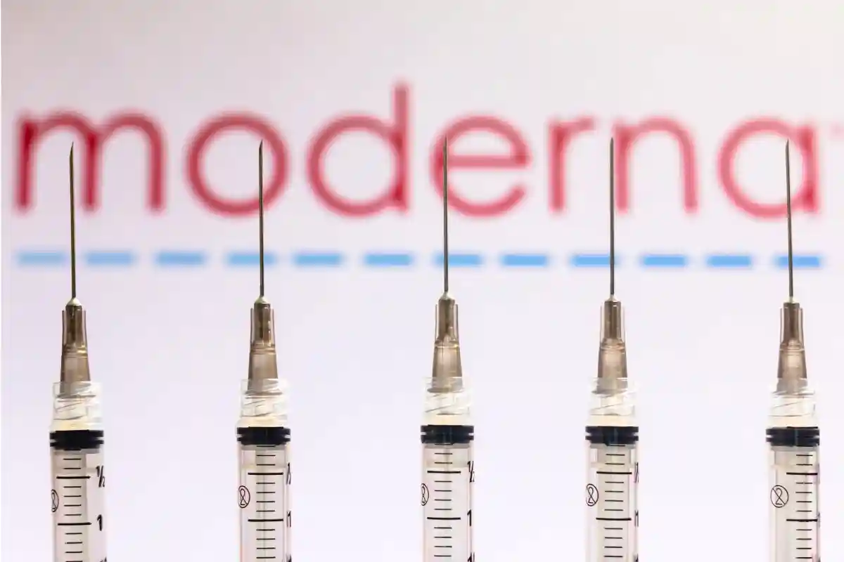 Moderna тестирует вакцины от оспы обезьян. Фото: afapress / Shutterstock.com