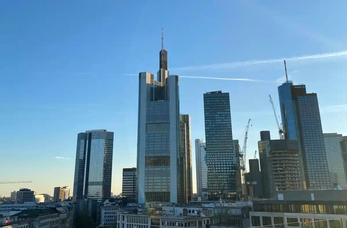 Нет войне: мужчина без страховки забрался небоскреб во Франкфурте. Фото: Kamila Schmidt / aussiedlerbote.de