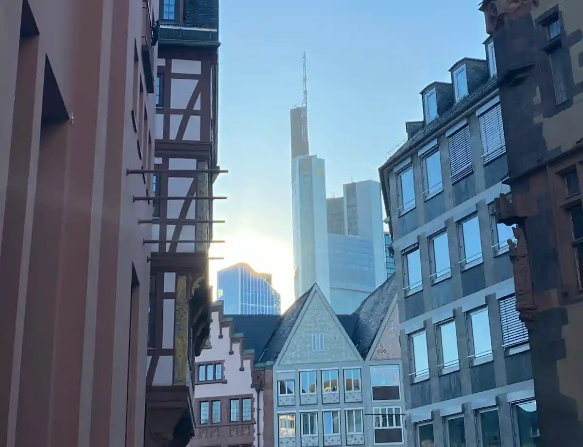 Самое высокое здание города — Commerzbank Tower высотой 259 метров. Фото: Kamila Schmidt / aussiedlerbote.de 