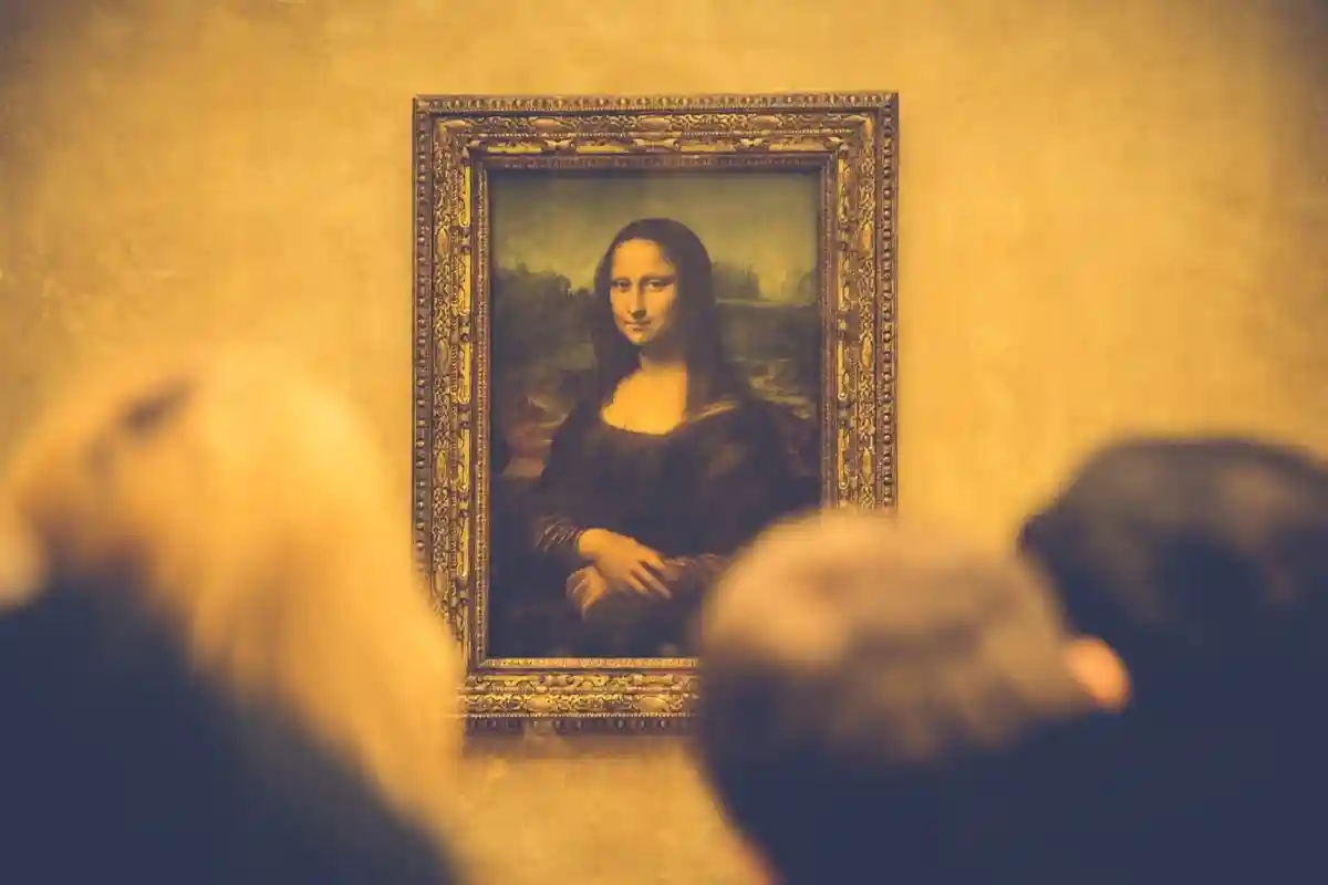 Посетитель Лувра бросил торит в Мона Лизу.