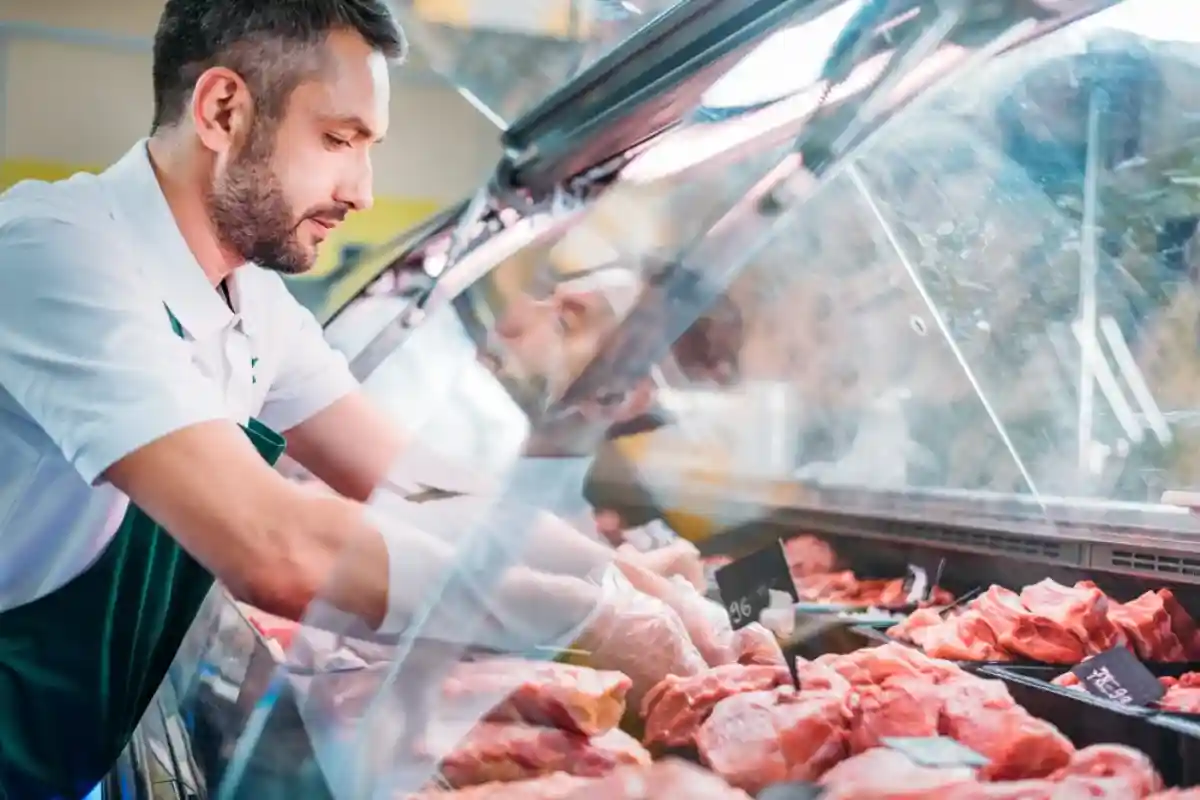 Опасность подстерегает всех, кто покупает мясо в супермаркетах. Фото: LightField Studios / Shutterstock.com