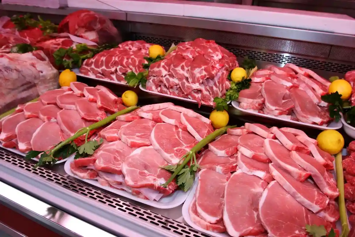 Чтобы как можно дольше сохранить свежесть мяса, его следует заморозить после покупки. Фото: Angelo Cordeschi / Shutterstock.com
