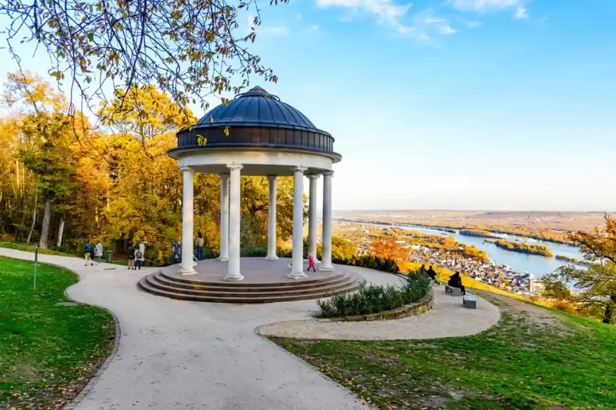 Нидервальдский памятник расположен на высоком берегу Рейна. Фото: Mikalai Nick Zastsenski / Shutterstock.com