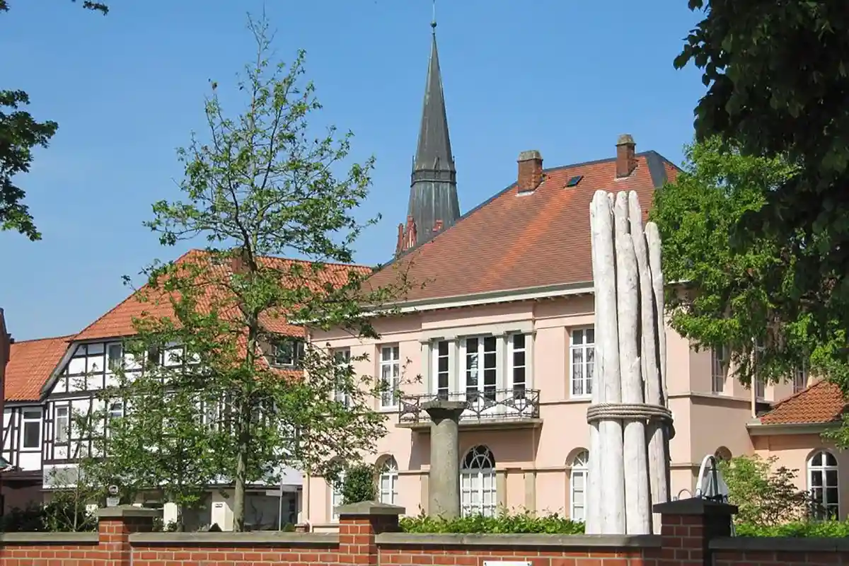 Здание Музея Спаржи Нижней Саксонии выделяется большим монументом упомянутому растению. Фото Pixabay 
