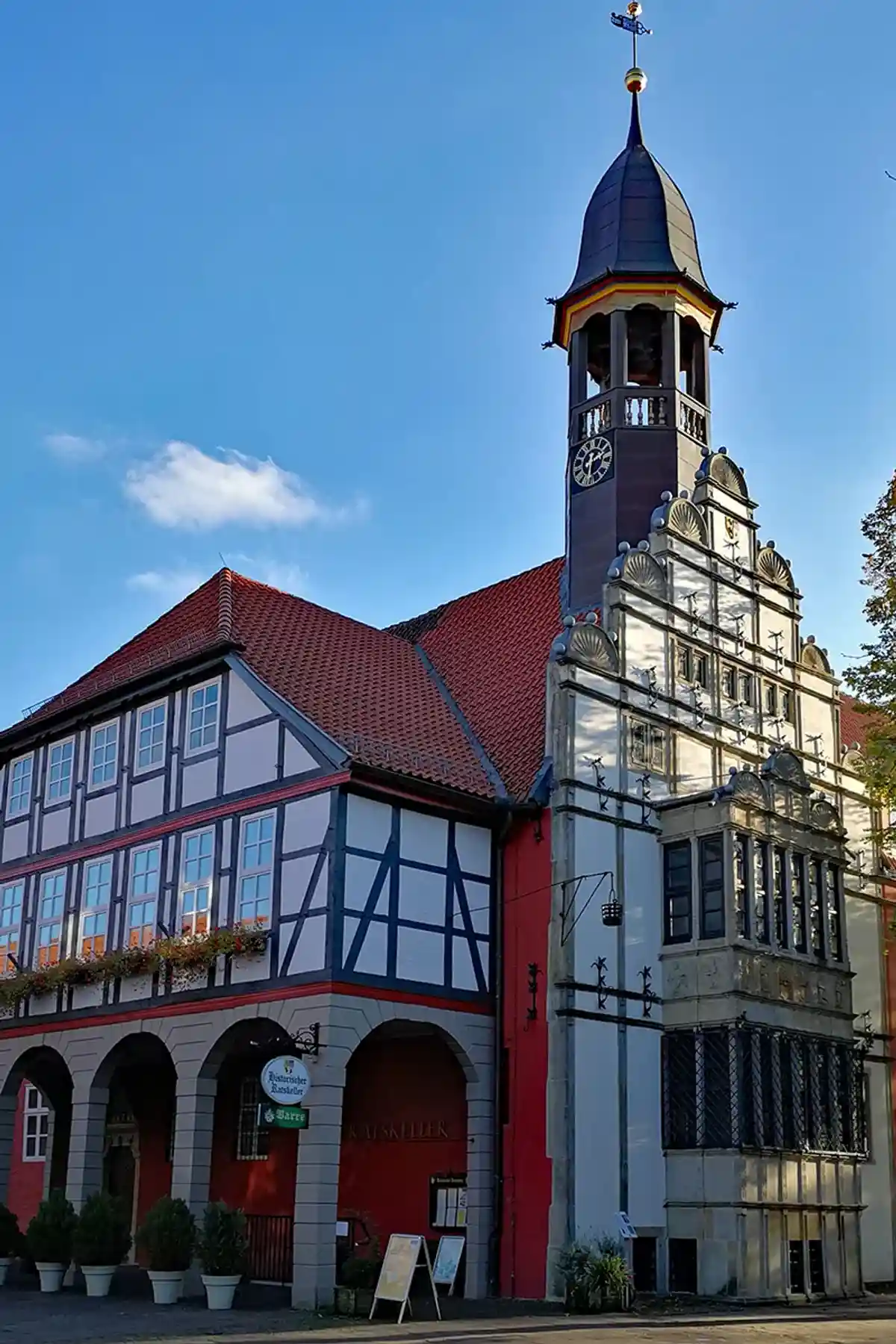 Современный облик ратуша получила благодаря нескольким реставрациям. Фото Wikimedia