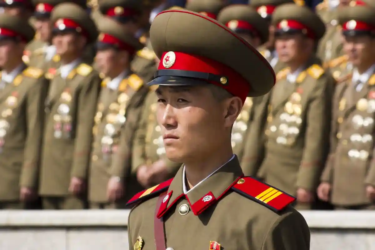 Ким Чен Ын привлек военных к обеспечению населения лекарствами. Фото: Astrelok / Shutterstock.com