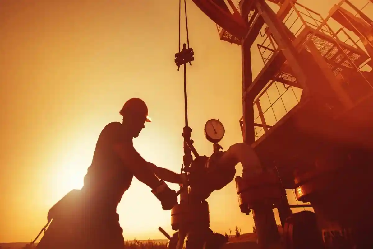 Решение ОПЕК+ о постепенном увеличении добычи нефти на основе ранее достигнутых договоренностей поможет сохранить высокие цены на нефть. Фото: Tereshchenko Dmitry / shutterstock.com