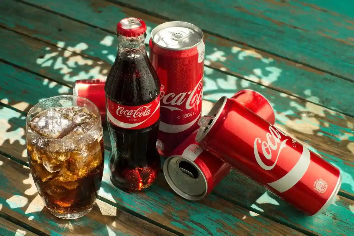 Сразу несколько российских производителей объявили о начале продаж аналогов Coca-Cola и Pepsi. Фото: Fotazdymak / shutterstock.com