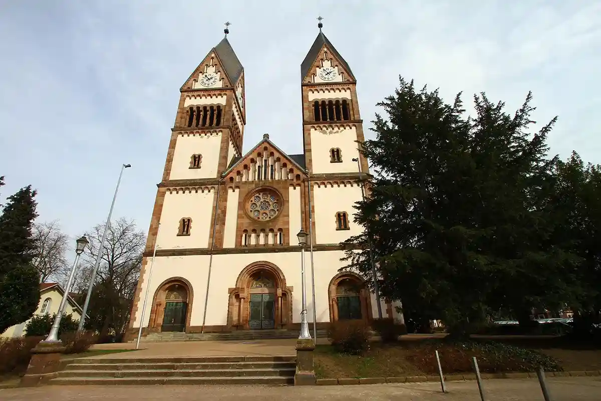 Красивая и огромная католическая церковь Святой Троицы (Dreifaltigkeitskirche). Фото: shutterstock.com