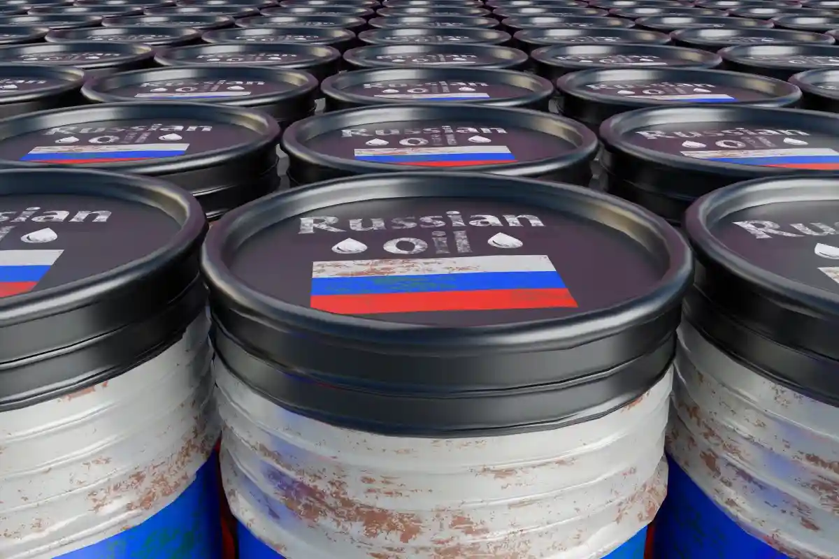 Страны ЕС не договорились по эмбарго на российскую нефть. Фото: Fly Of Swallow Studio / Shutterstock.com