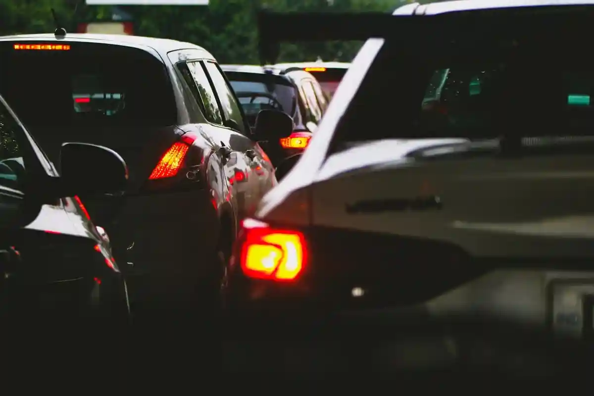 Чтобы снизить потребление бензина, автомобилистам советуют отказаться от частых поездок. Фото: Aayush Srivastava / Pexels.