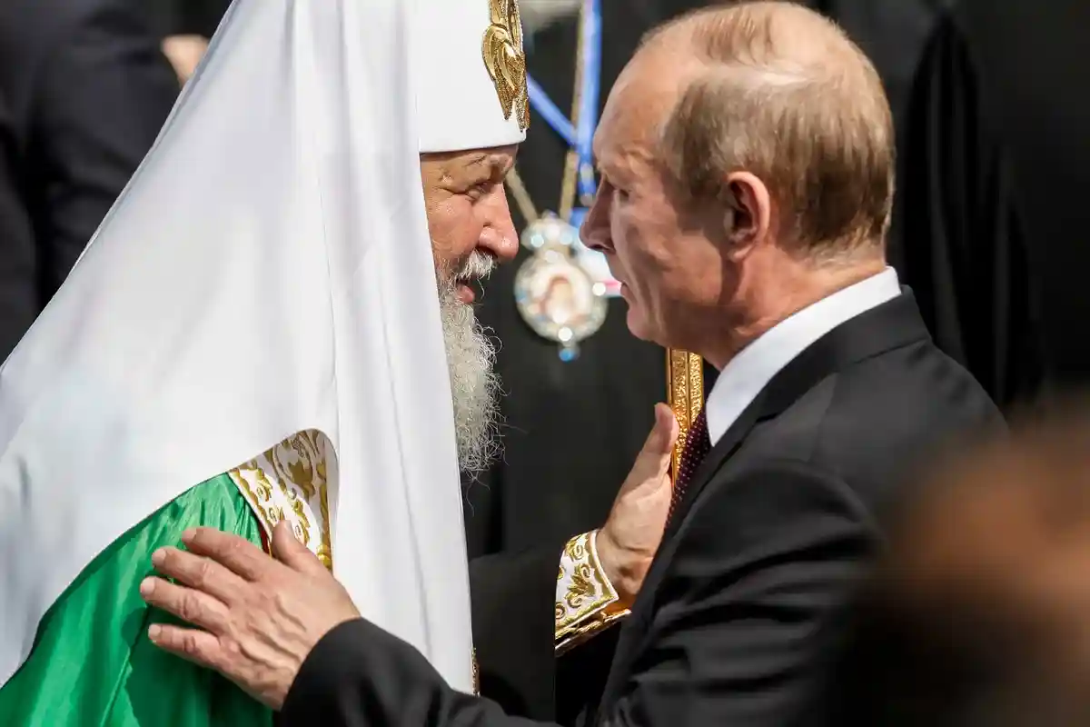Патриарх Кирилл и Путин. Фото: paparazzza / shutterstock.com