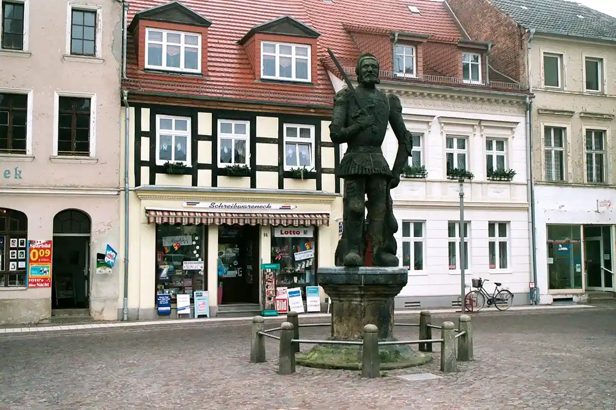 На территории живописного населенного пункта есть та самая почётная статуя Роланда. Фото Wikimedia