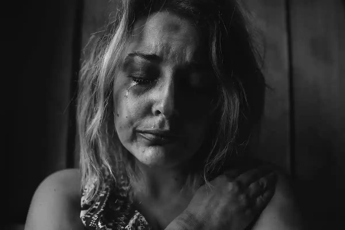 Женщина страдает от домашнего насилия. Фото: Kat Smith / Pexels.com