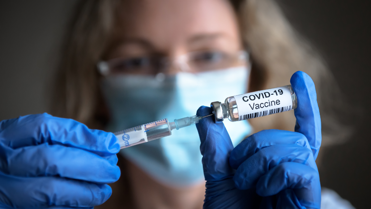 Pfizer признала, что людям давалась фейковая вакцина от COVID. Фото: Viacheslav Lopatin / shutterstock.com