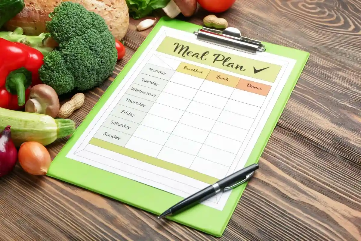 Составьте план своего питания на неделю. В результате вы можете сэкономить до 50 евро в месяц, поскольку не будете совершать «спонтанные покупки». Фото: Pixel-Shot / Shutterstock.com