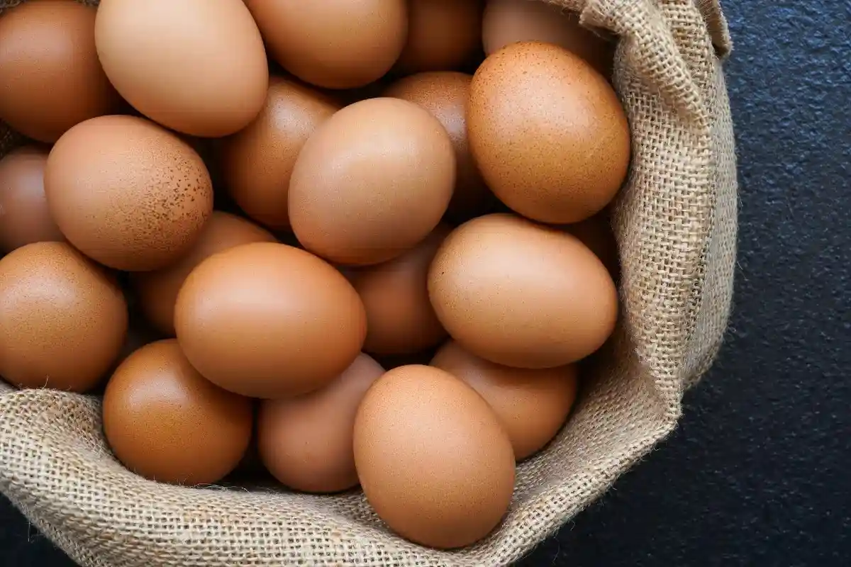Почему мужчинам надо есть яйца по утрам?