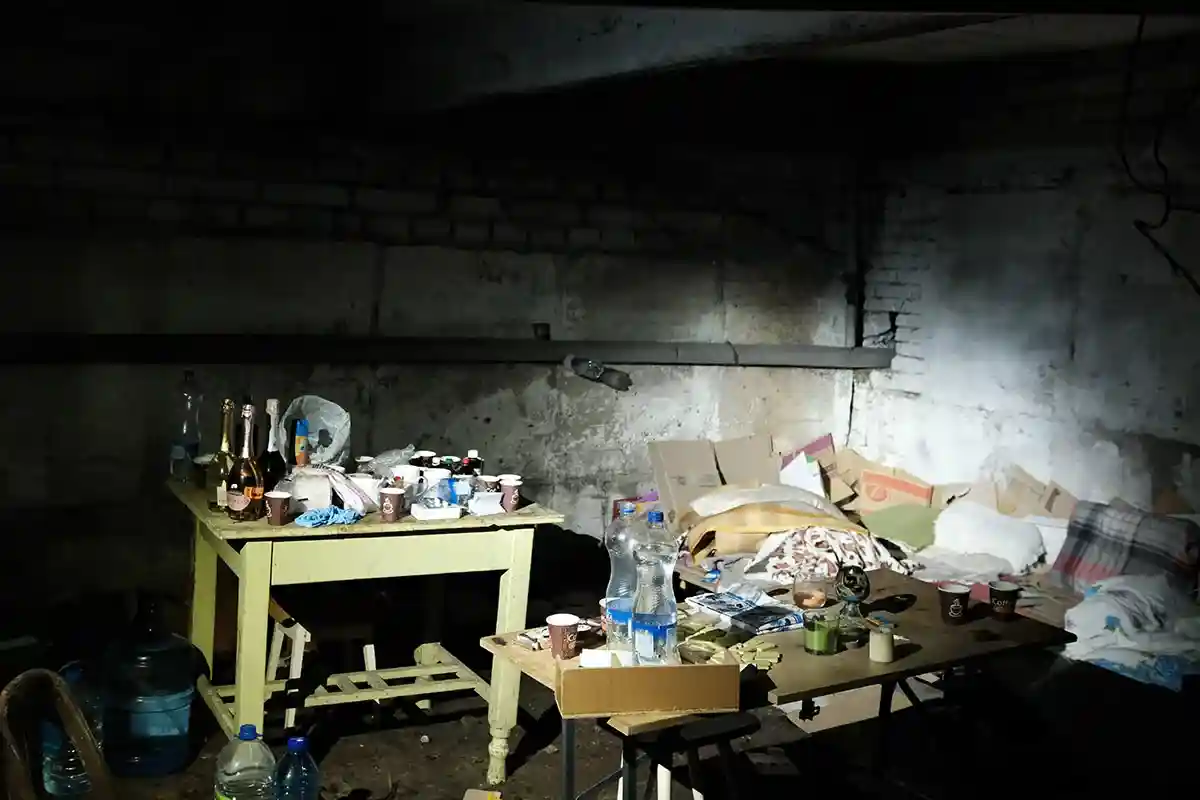 Защитники Мариуполя находят убежище от бомбардировок глубоко под землей. Фото: shutterstock.com