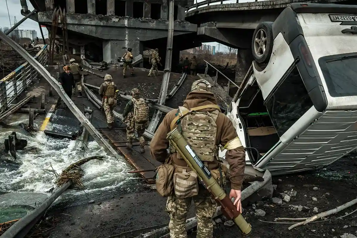 Украинские солдаты помогают мирному населению Ирпеня выйти из зоны боевых действий. Фото: shutterstock.com