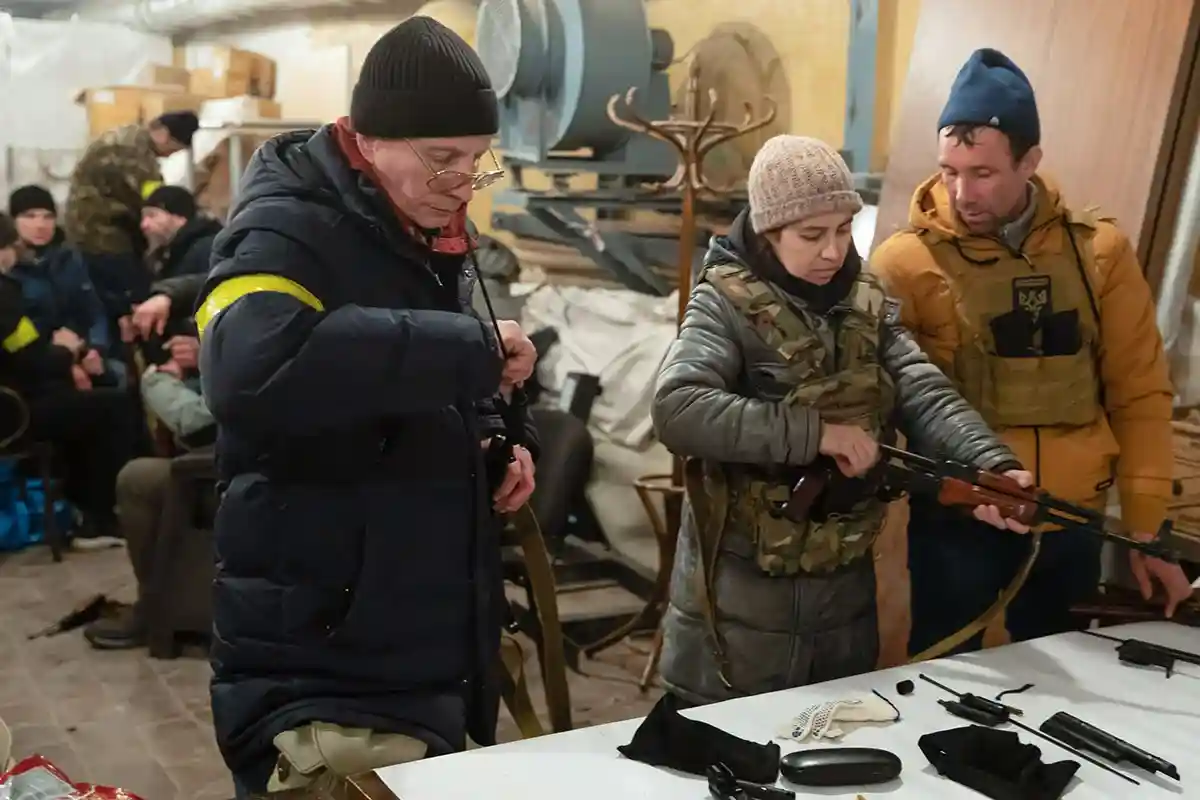 Территориальная оборона – это тоже армия. Обучение гражданских лиц военному делу в Киеве в феврале 2022 года. Фото: shutterstock.com
