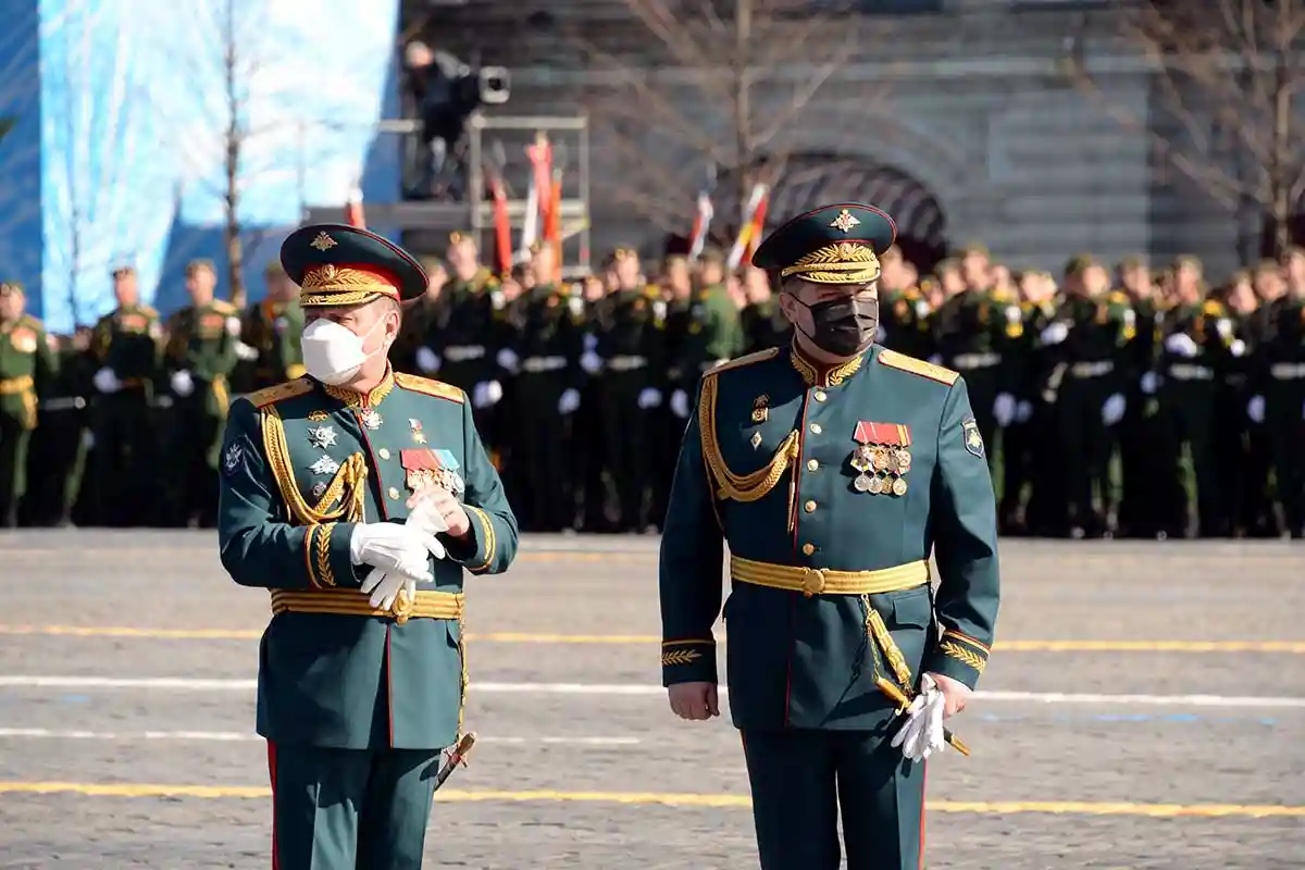 Российские «парадные» генералы на репетиции парада Победы 2021 года. Маски – отличный атрибут для «нас там нет». Фото: shutterstock.com