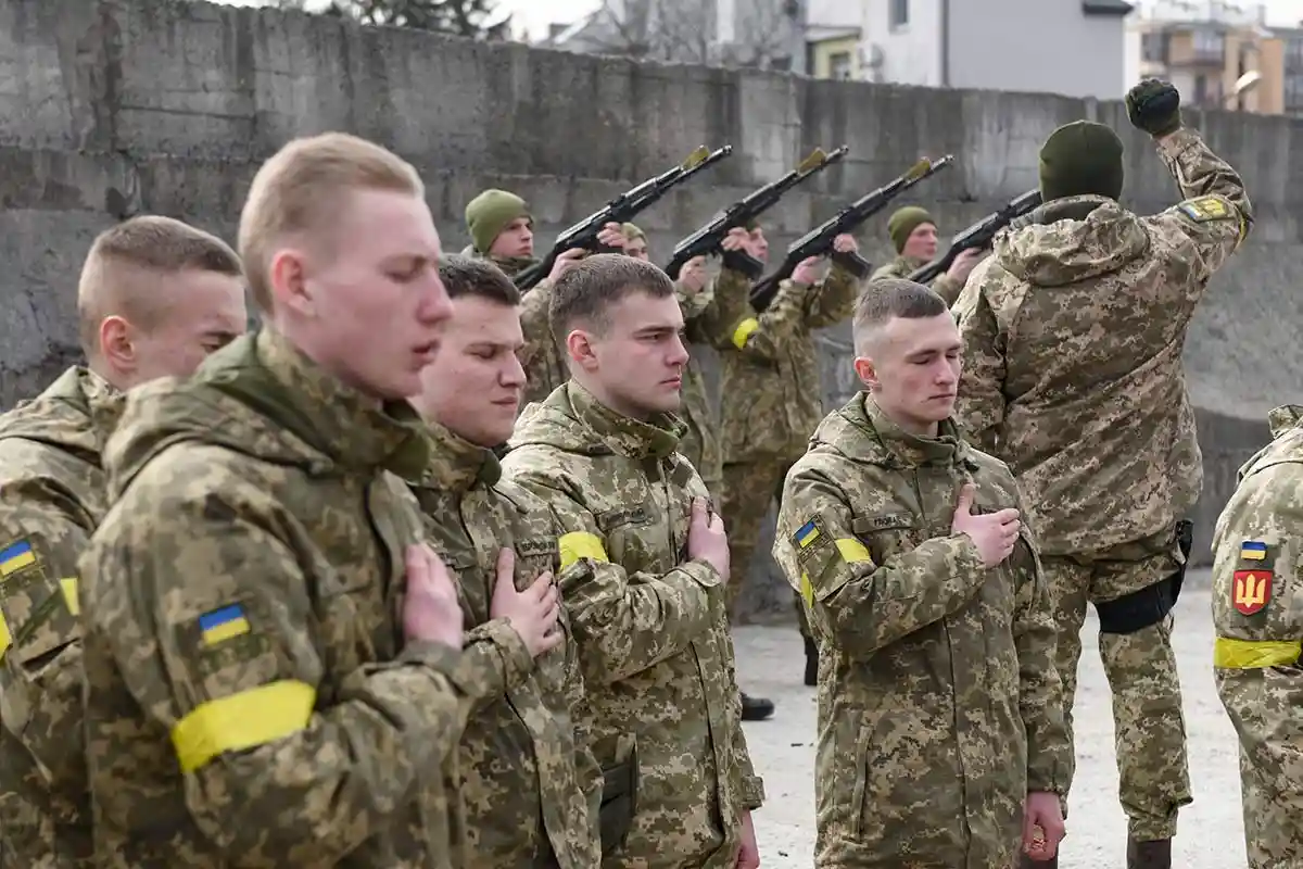Украинские воины отдают честь погибшим защитникам Родины. Львов. Март 2022 года. Фото: shutterstock.com