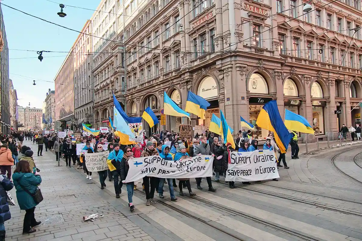 Демонстрация поддержки Украины в Хельсинки. В 1940 году СССР напал на Финляндию без учета языкового вопроса. Фото: shutterstock.com