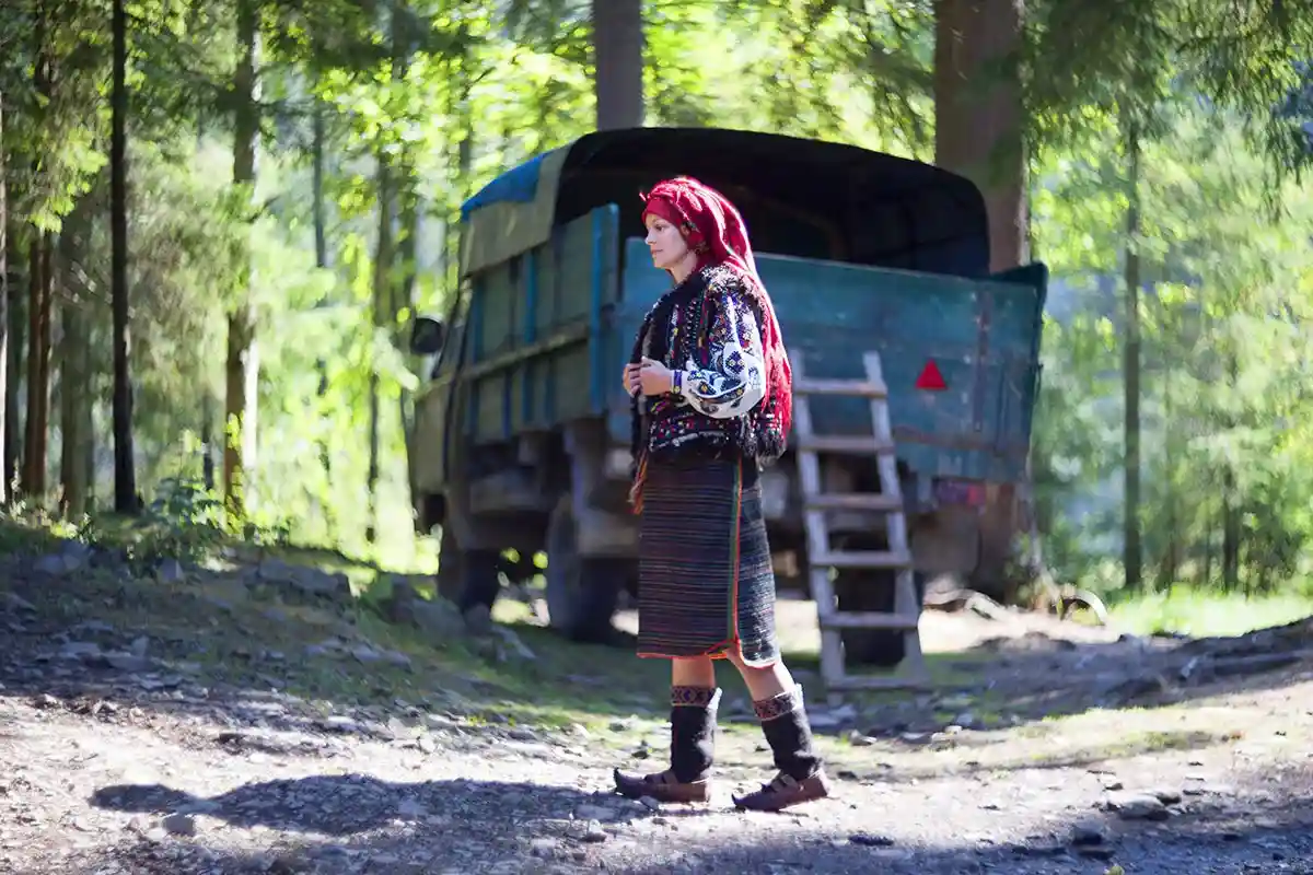Женская этническая одежда, характерная для высокогорья Карпат – что общего у этого строя с русским сарафаном? Фото: shutterstock.com