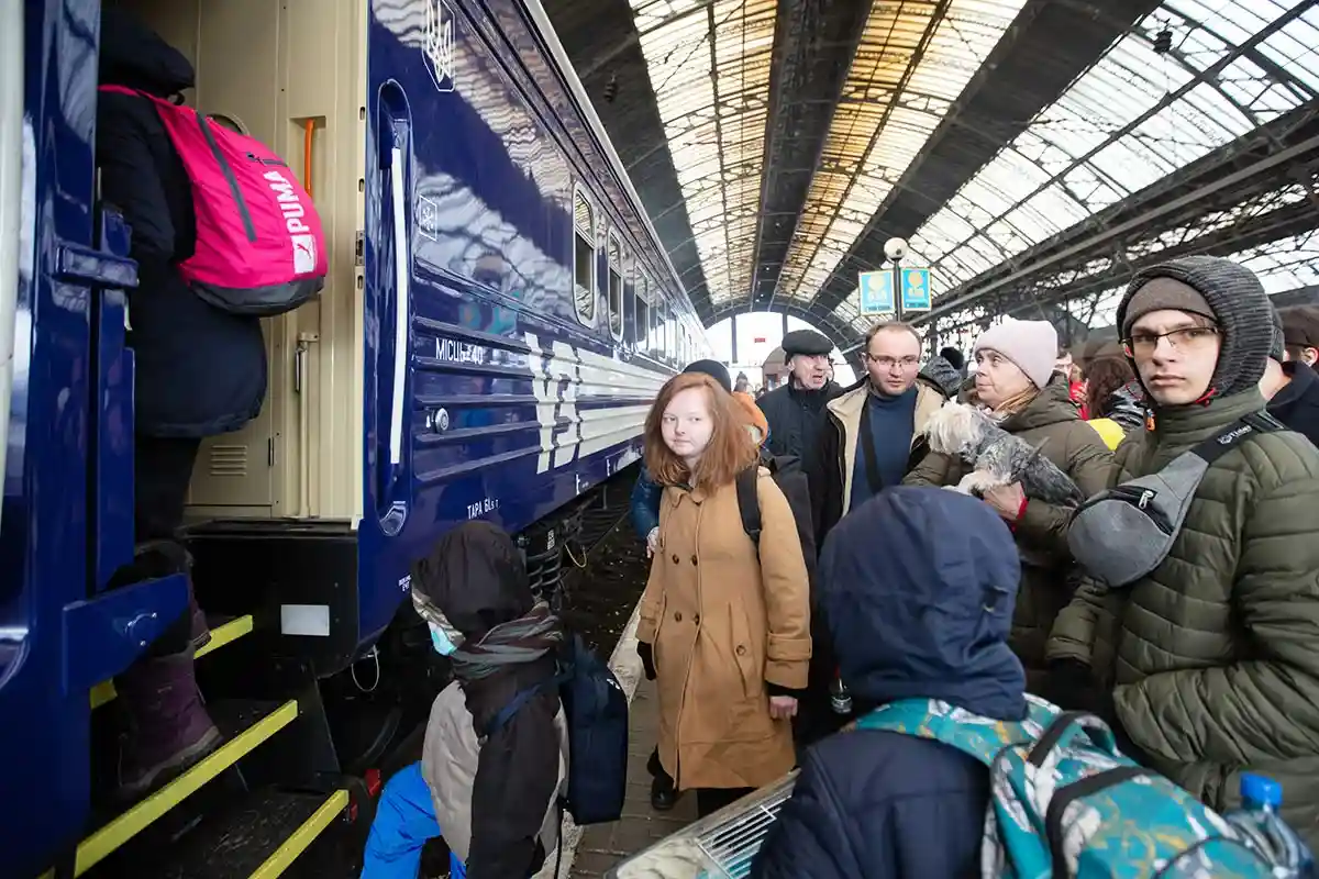 Беженцы отправляются с львовского вокзала в Европу. Фото: shutterstock.com