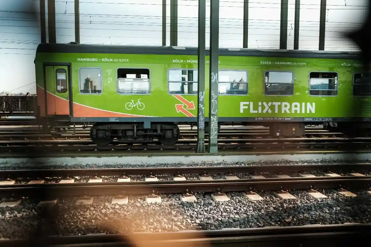 Единственный частный конкурент Deutsche Bahn в сфере перевозок поездов дальнего следования Flixtrain расширяет свою сеть до 70 остановок. Фото: Jonas Junk / Unsplash.com