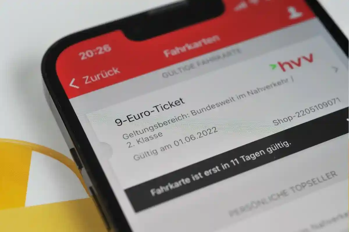 Билет за 9 евро в Германии уже можно купить в автоматах, на стойке, у сотрудников в автобусах и поездах и через приложение. Фото: nitpicker / Shutterstock.com