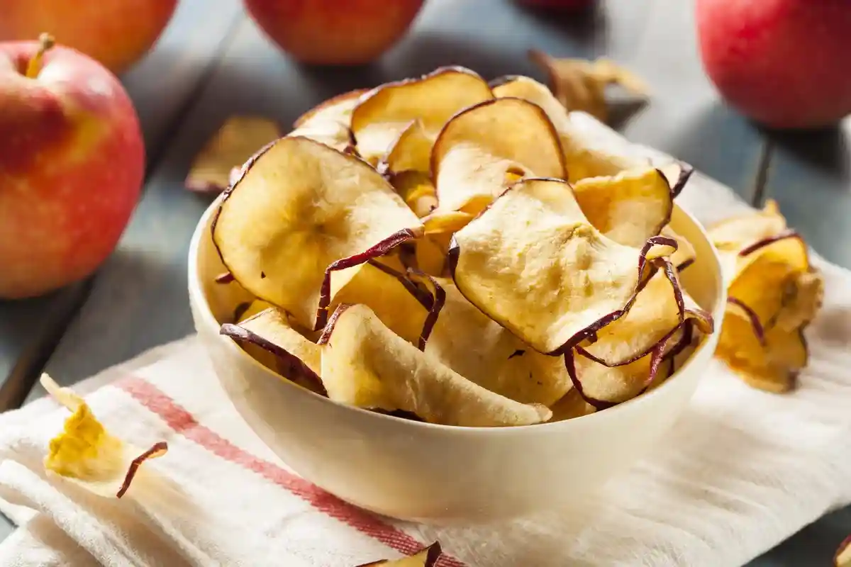 Полезные продукты: яблочные чипсы. Фото: Brent Hofacker / shutterstock.com