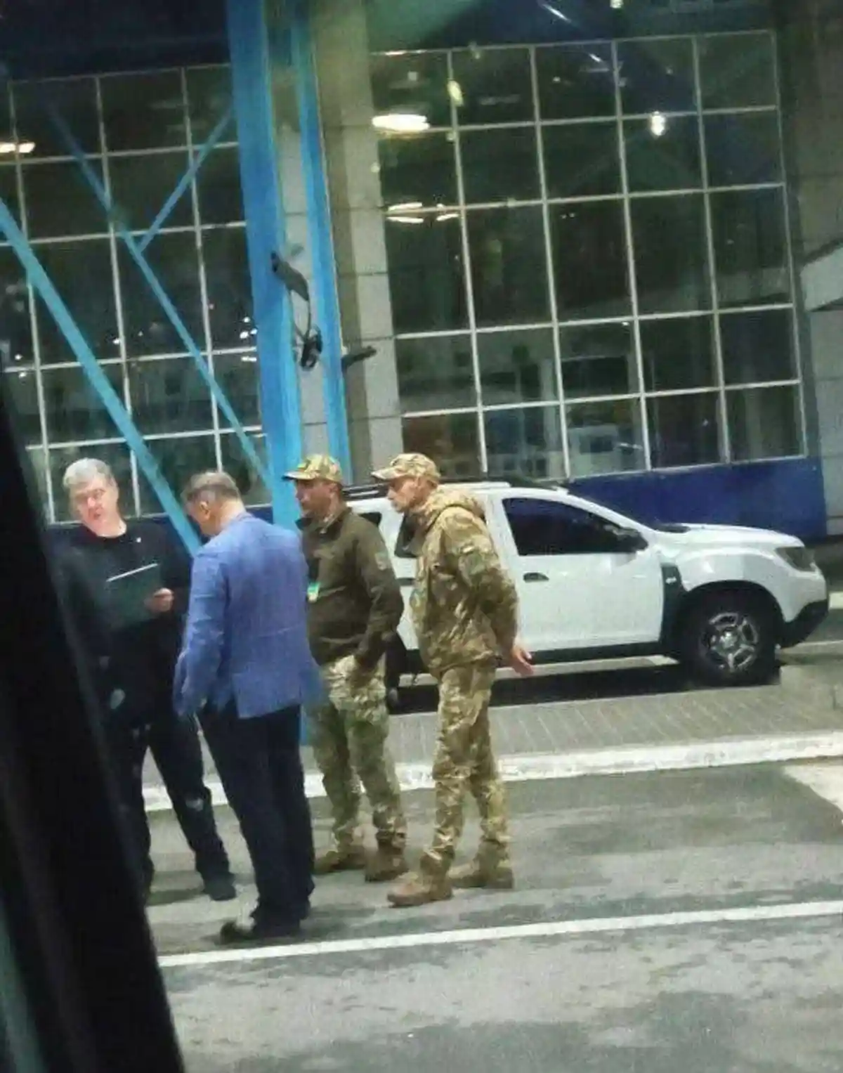 Петр Порошенко на пограничном пункте пропуска во Львове. Фото: УНИАН / Telegram