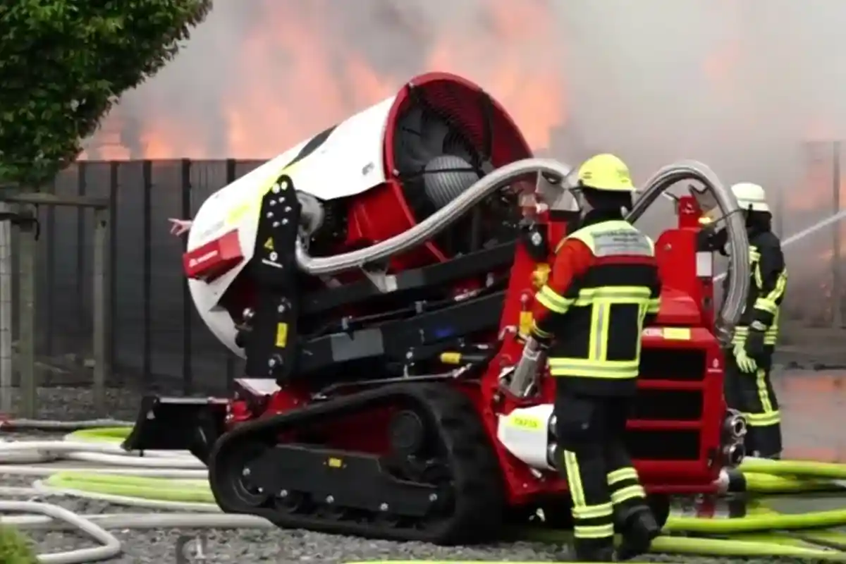 Использование современной техники для тушения пожара. Фото: скриншот / ndr.de